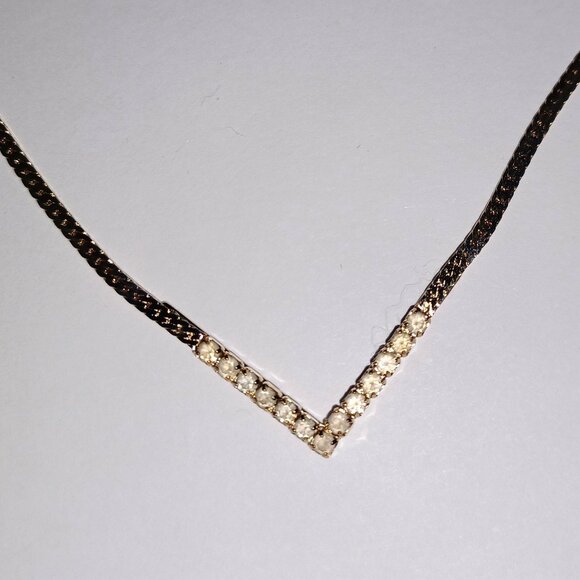 Avon Gold Tone Rhinestone Necklace Never Worn in Original Box Signed - Picture 3 of 4